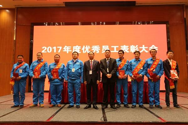 6、图为2017年度优秀员工与集团领导合影.jpg